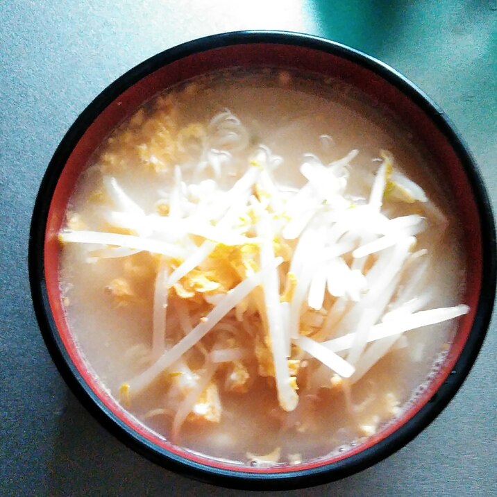 もやしと卵の豚骨ラーメン